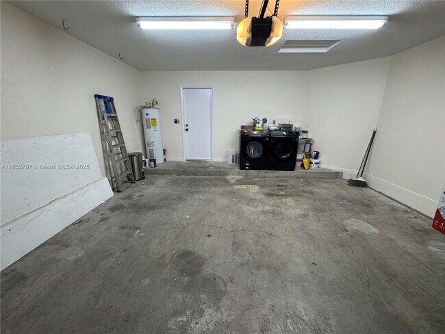Building Photo - 2823 Lake Park Cir E