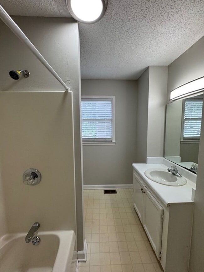 Building Photo - Downtown Greer area - This duplex is such ...