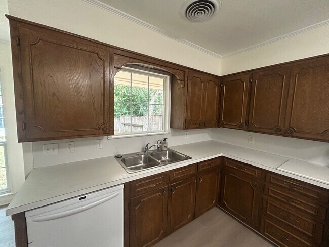 Building Photo - Cute McGregor 3 Bed