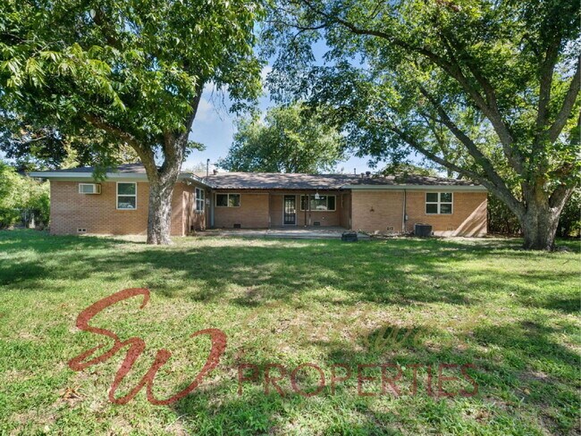 Building Photo - Spacious 4 Bed, 3 Bath Home - Perfect for Family or Student Living!