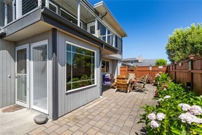 Building Photo - Gorgeous 5 Bedroom Home with Bayview - Bir...
