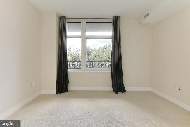 Building Photo - 8220 Crestwood Heights Dr