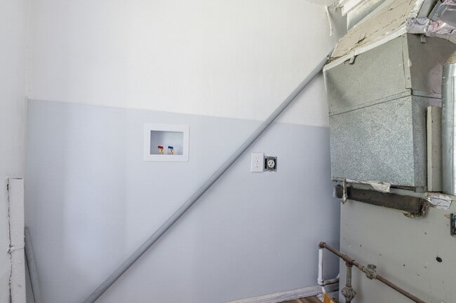 Building Photo - 420 W 25th St