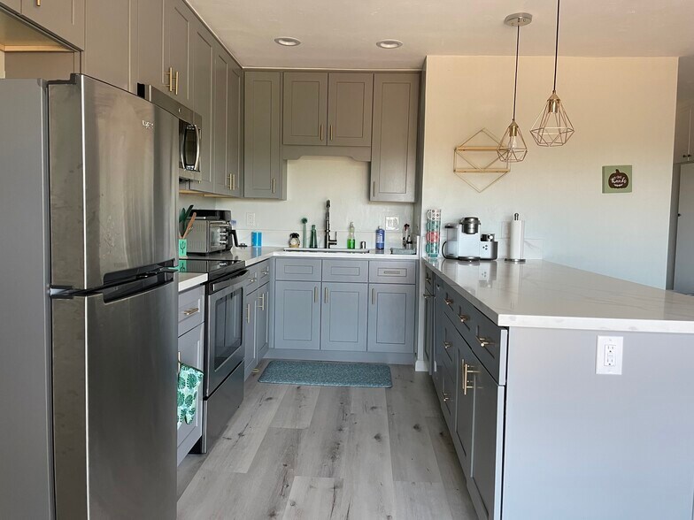 Building Photo - 7555 Linda Vista Rd