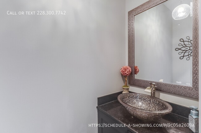 Building Photo - 1713 Shelby Ln