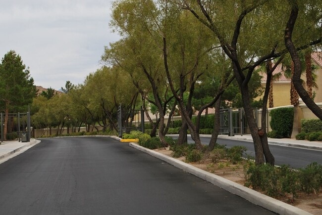 Building Photo - Gorgeous Rhodes Ranch Country Club home in Guard Gated Community!