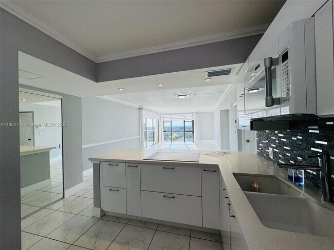 Building Photo - 3625 N Country Club Dr