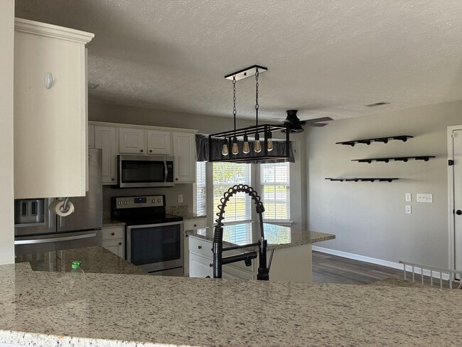 Building Photo - Walker Woods, large 4 BD and 2.5 BA