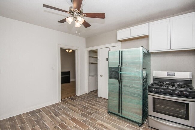 Building Photo - Updated 4-Bed Single Family Home with Clas...