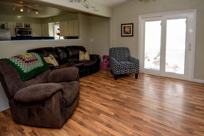 Building Photo - Bloomington Hills Beauty