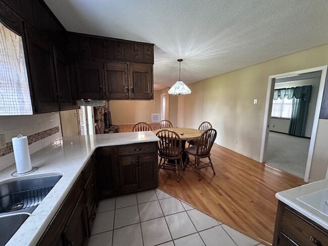 Building Photo - Maryville 37803 - 5 bedroom, 3 bath home - Contact Karen Robertson (865) 454-7626