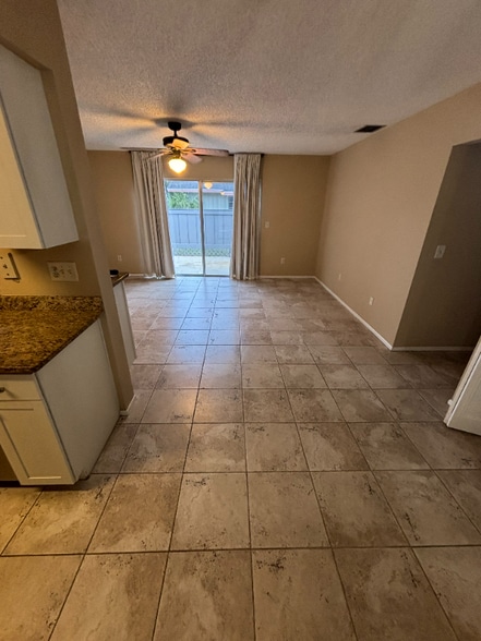 Building Photo - 3999 NW Cinnamon Tree Cir