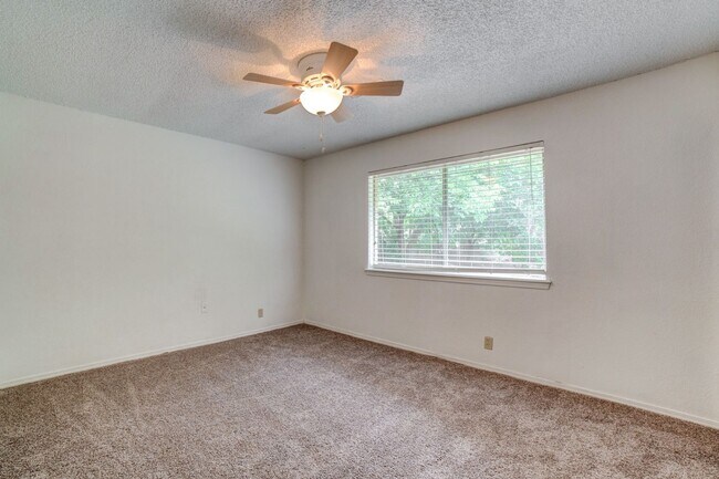 Building Photo - 4 Bed | 2 Bath | Broken Arrow | October