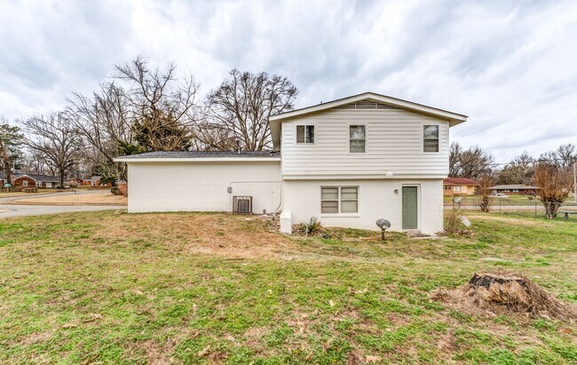 Building Photo - 3240 Debby St