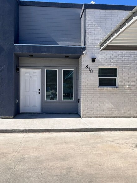 Building Photo - 810 Athol St