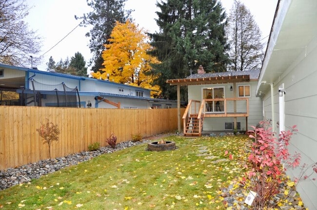Building Photo - Sanders Beach: 5 bed 2 bath (split level) 4 car garage