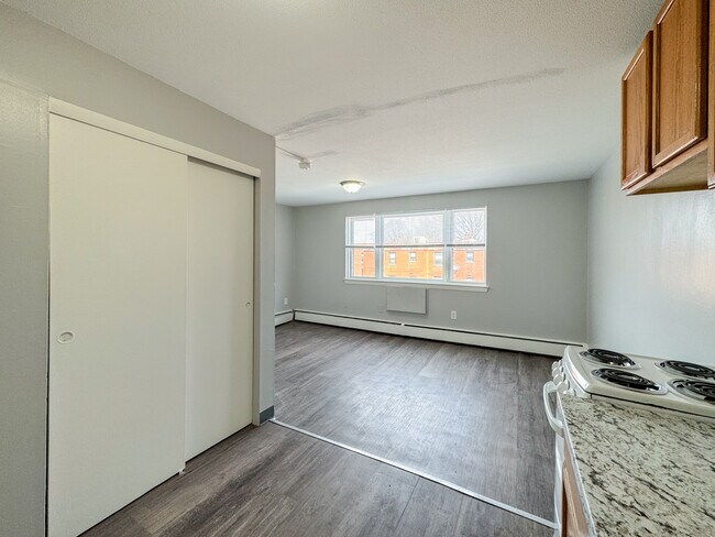 Building Photo - 165 Sigourney St