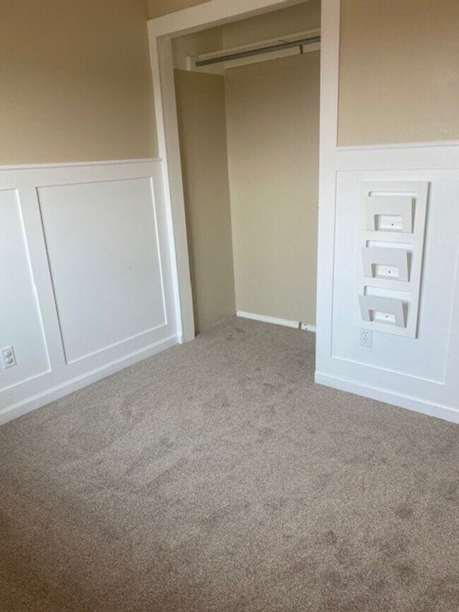Building Photo - 3 Bedroom Tri-level in Woodland Hills