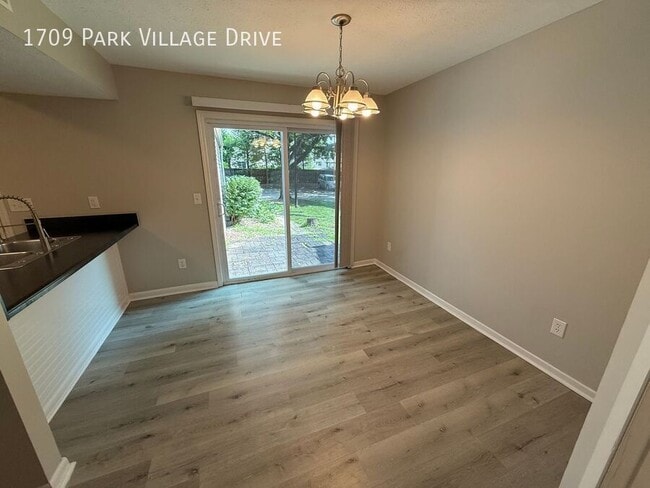 Building Photo - 1709 Park Village Dr