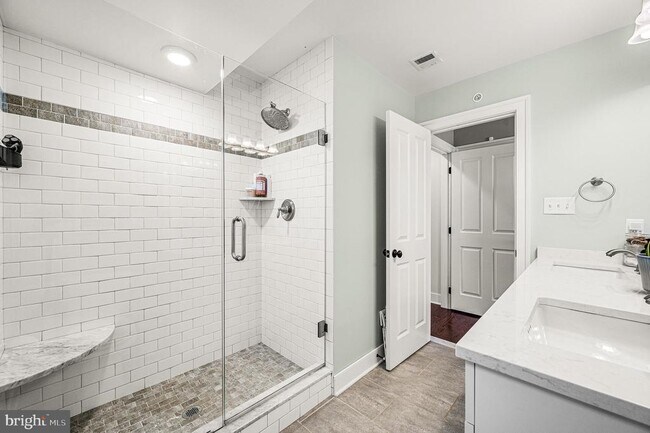 Building Photo - 625 W Mulberry St