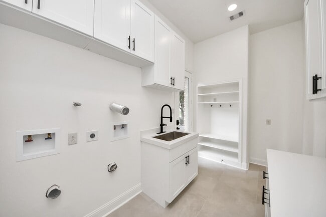 Building Photo - 23514 Bellina Dr