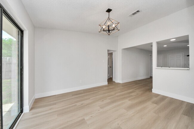 Building Photo - 7427 Willow Oak Dr