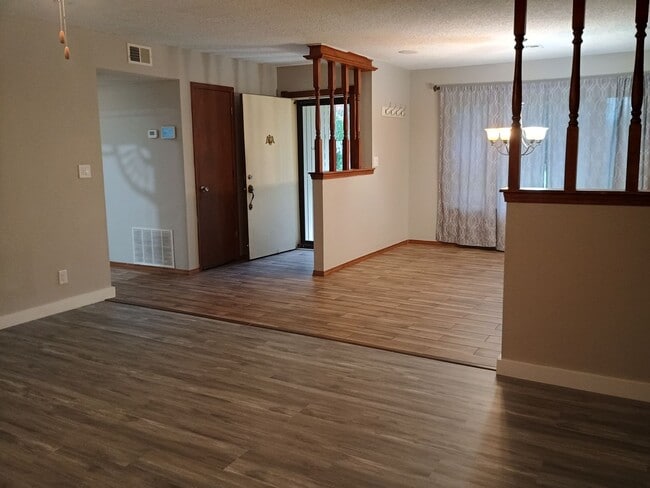 Building Photo - Country living at its BEST ! 3 bedroom 2 b...