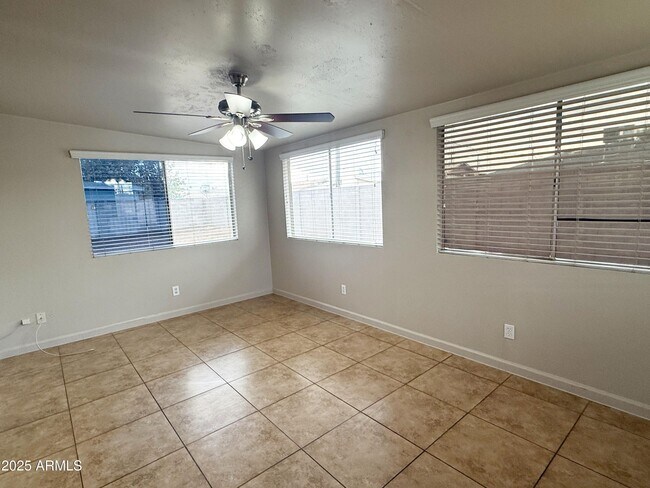 Building Photo - 348 E 8th Dr