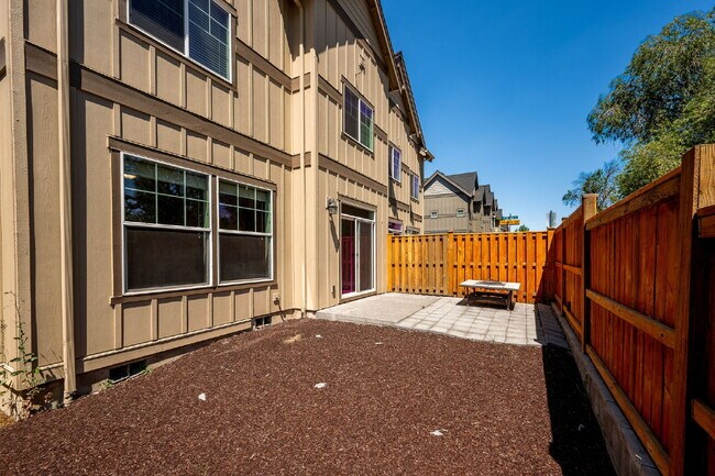 Building Photo - 3BR/2.5BA Townhome in Larkspur — Old Mill, Downtown & Bachelor All Close By