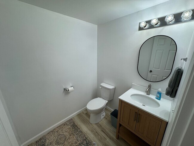Building Photo - 209 W Royal Dr