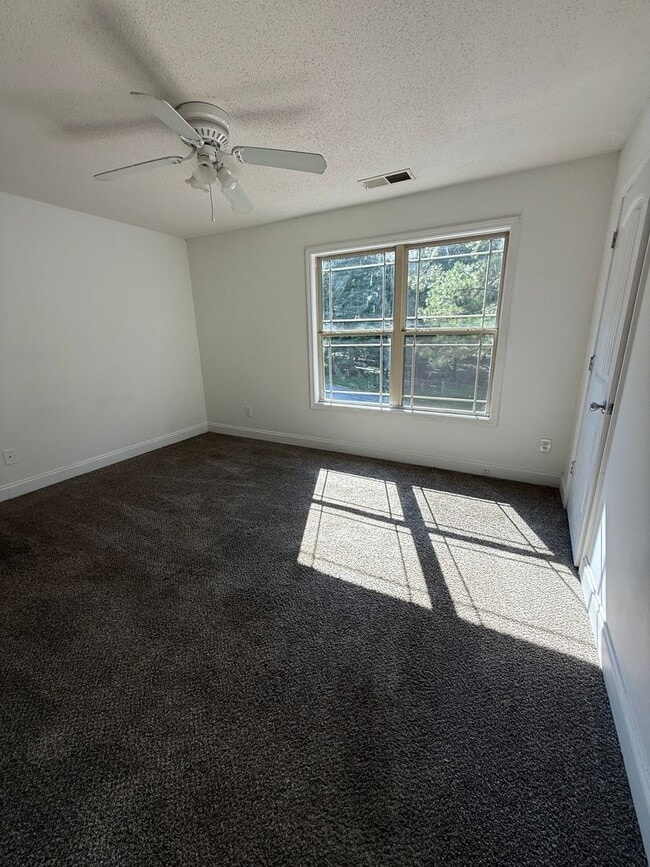 Building Photo - Spacious Two Bedroom Home