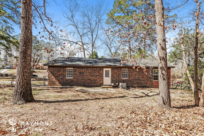 Building Photo - Three Bedroom with Large Yard