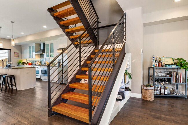 Building Photo - 1544 Utica St