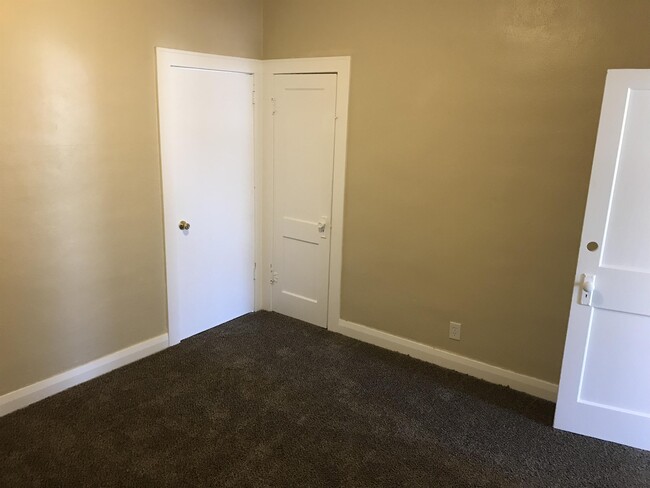 Building Photo - 806 N Park Ave