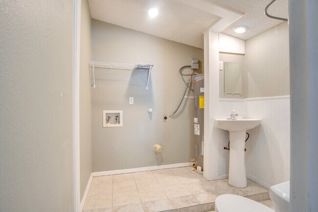 Building Photo - Pensacola 3BR Home with Bonus Den, Hardwood Floors & Fenced Backyard-Coming Available 8/17.