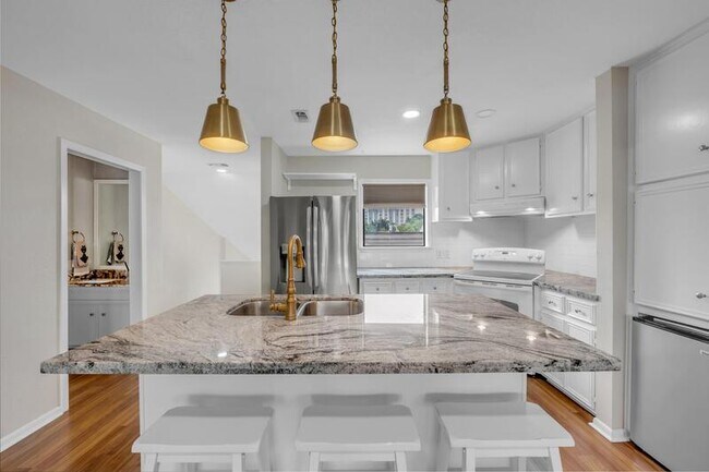 Building Photo - 604 Port