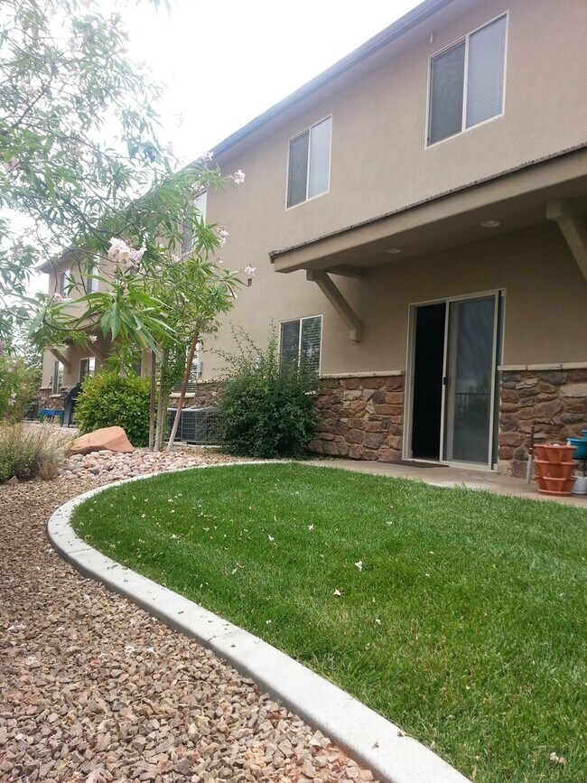 Building Photo - Buena Vista Townhome! Price Reduced!!
