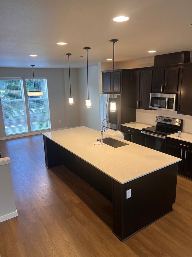 Building Photo - Modern 3-Bedroom Condo in the Heart of Lyn...