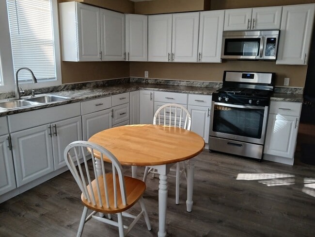 Building Photo - 496 Edwards Ave