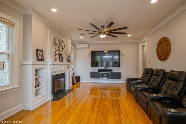 Building Photo - 5034 N Lawndale Ave