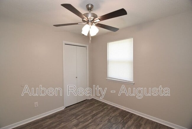 Building Photo - 2317 Hiwatha Dr