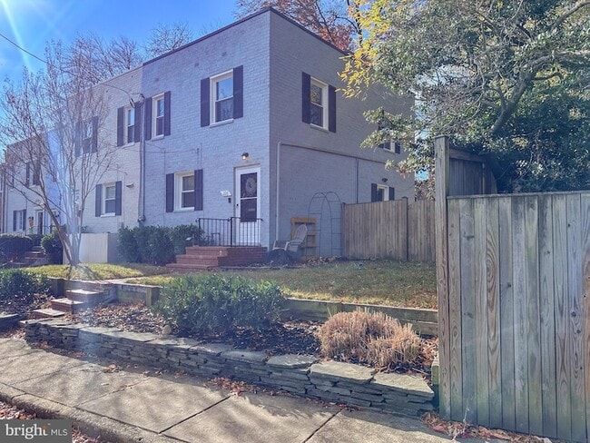 Building Photo - 226 Guthrie Ave