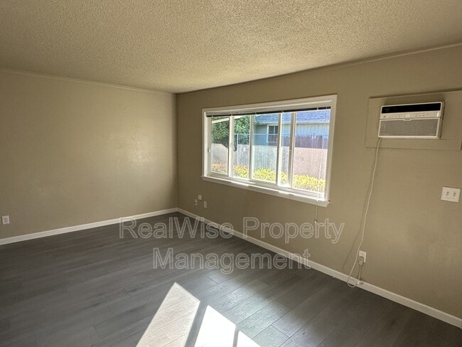 Building Photo - 719 SW Bridge St