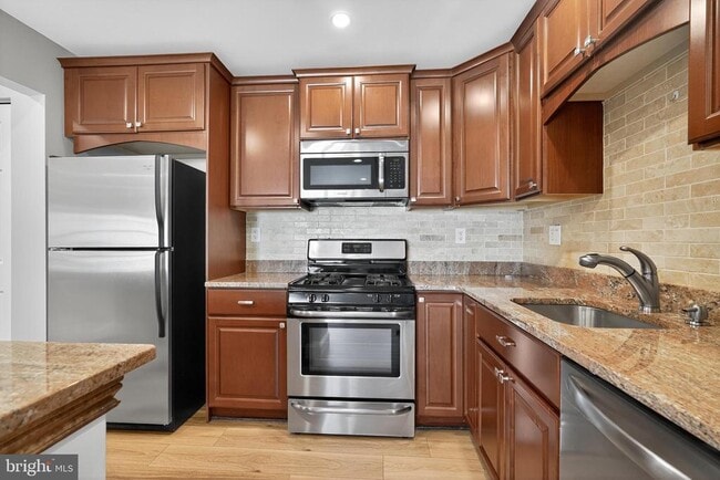 Building Photo - 806 Diamond Dr