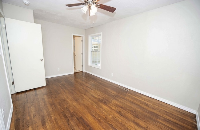 Building Photo - Privacy Fenced, 3 bed 3 bath in South Springfield (Ask about our special)