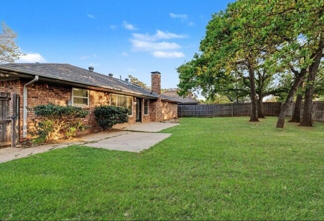 Building Photo - 4900 Ridgeline Dr