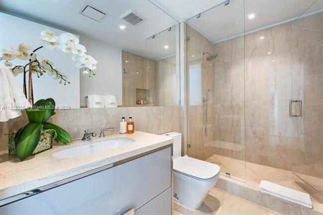 Building Photo - 15701 Collins Ave