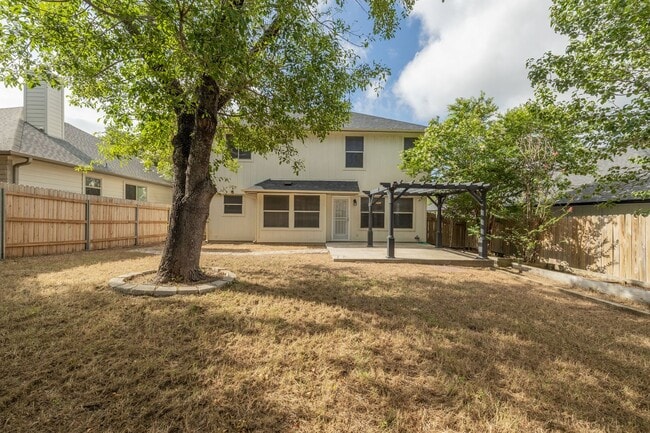 Building Photo - No Carpet! Tons of Space! Beautiful backya...