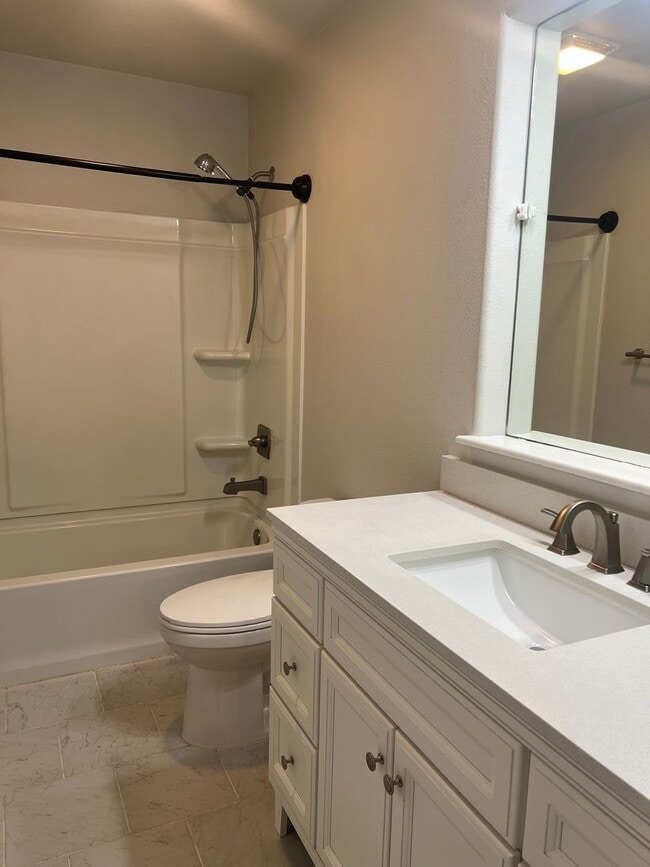 Building Photo - Remodeled Townhouse with Garage