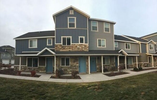 Building Photo - Beautiful 3 Story Vineyard Townhome